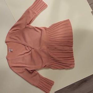 Isaac Mizrah pink "V" neck button down sweater. Size Medium